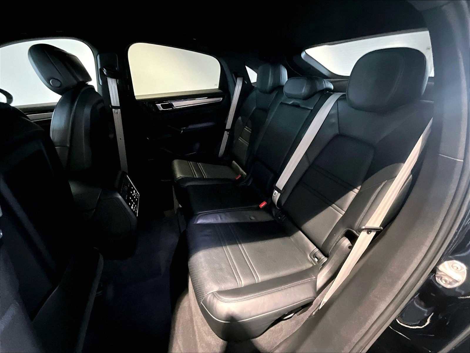 Used 2023 Porsche Cayenne Platinum Edition image 30