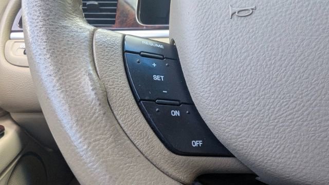 Used 2011 Lincoln Town Car Signature Limited image 23