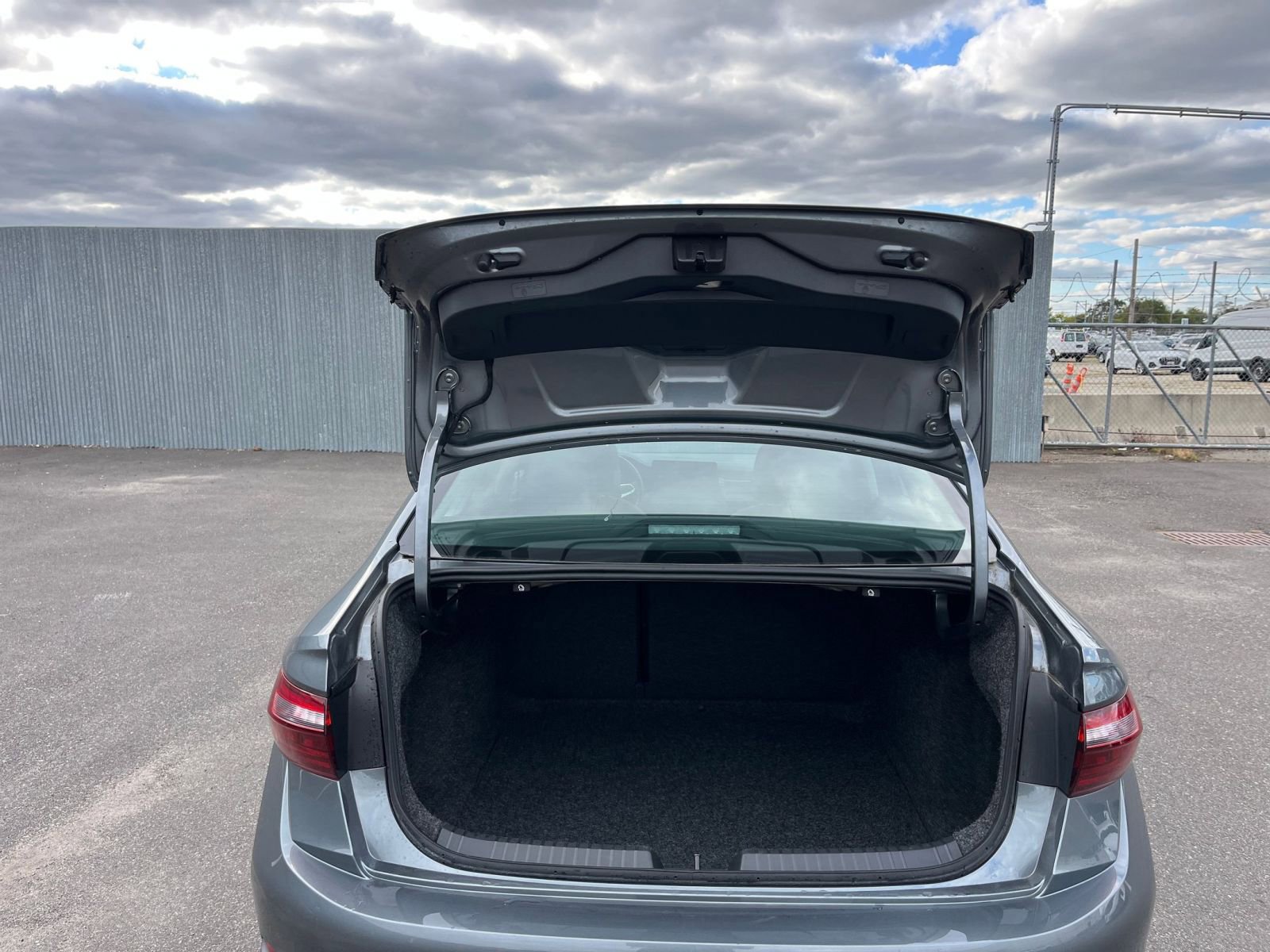 Used 2025 Volkswagen Jetta SE image 30