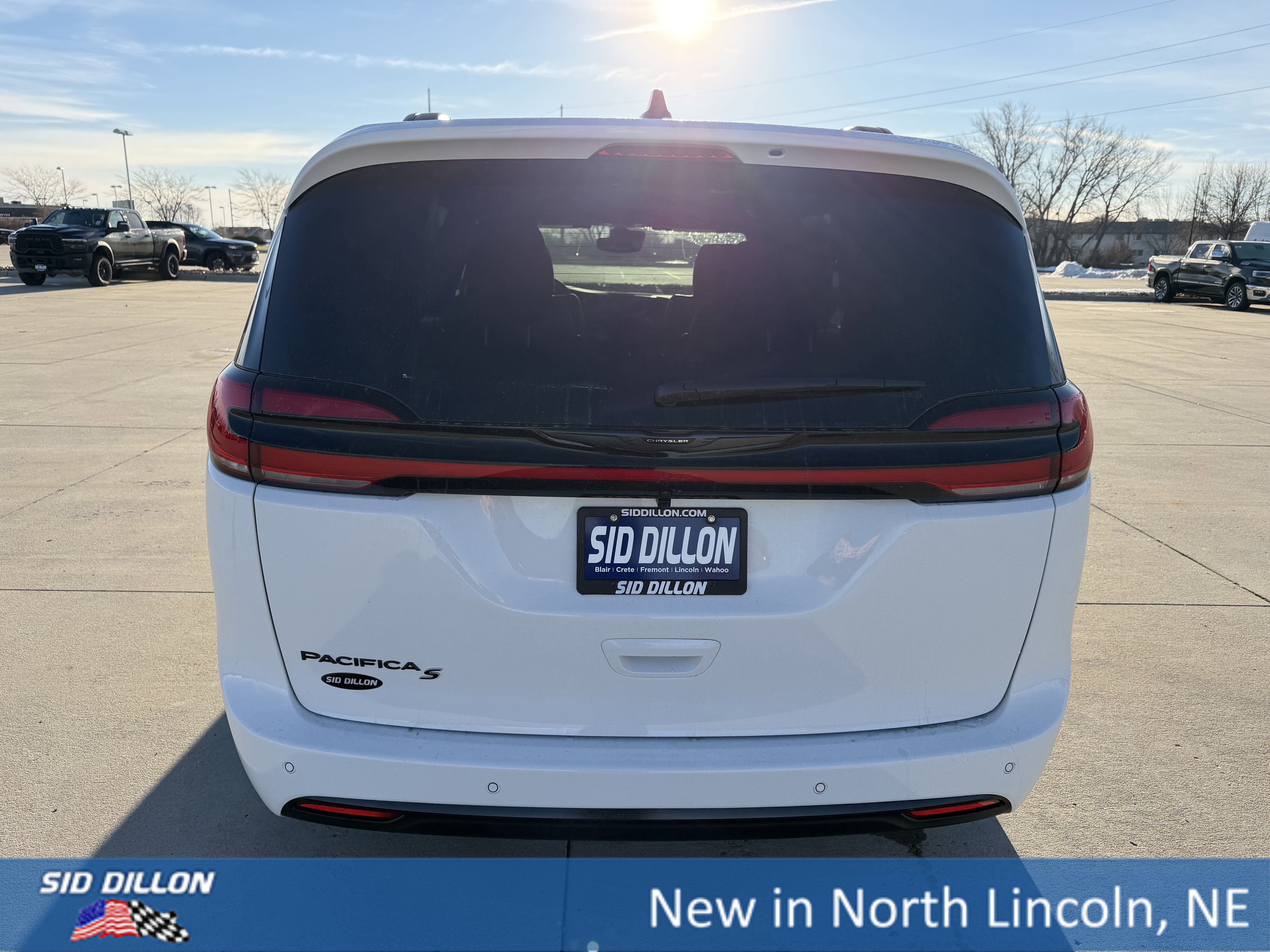 New 2026 Chrysler Pacifica Select w/ S Appearance Package image 4