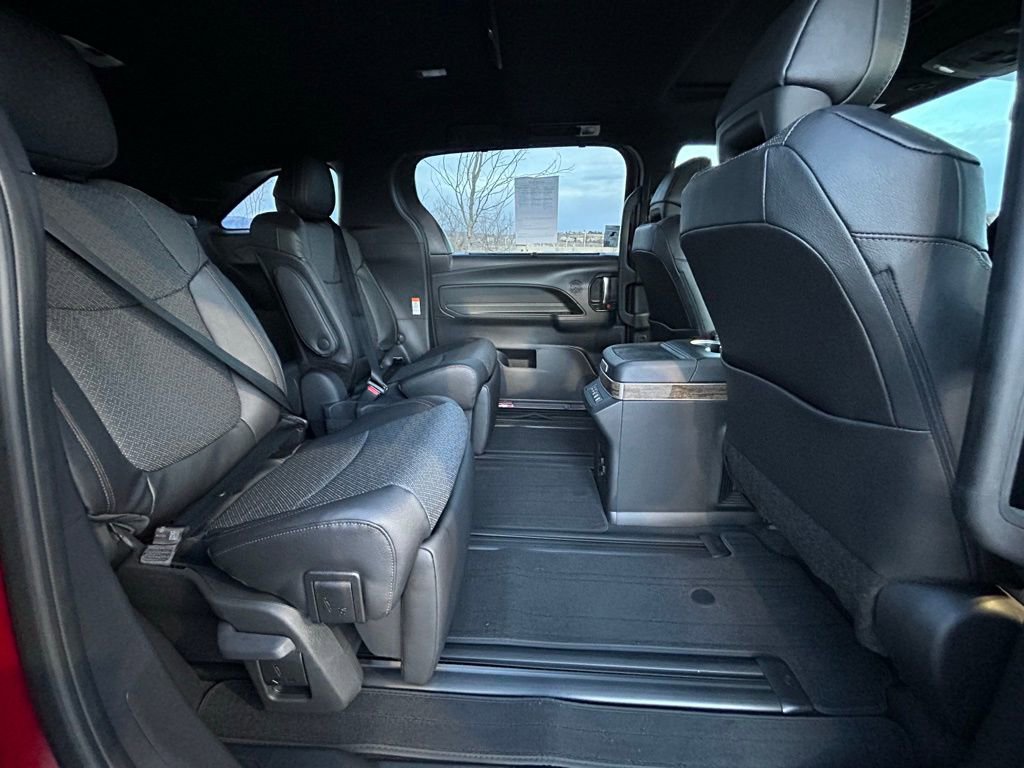 Used 2026 Toyota Sienna Platinum image 26