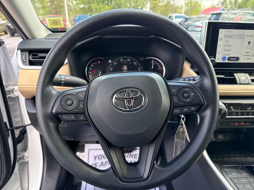 Used 2025 Toyota RAV4 LE AWD/4WD image 22