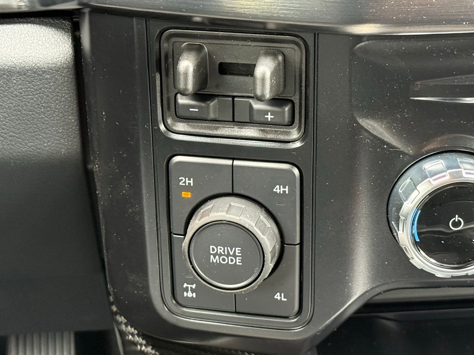 New 2026 Ford F250 Lariat w/ Black Appearance Package image 27