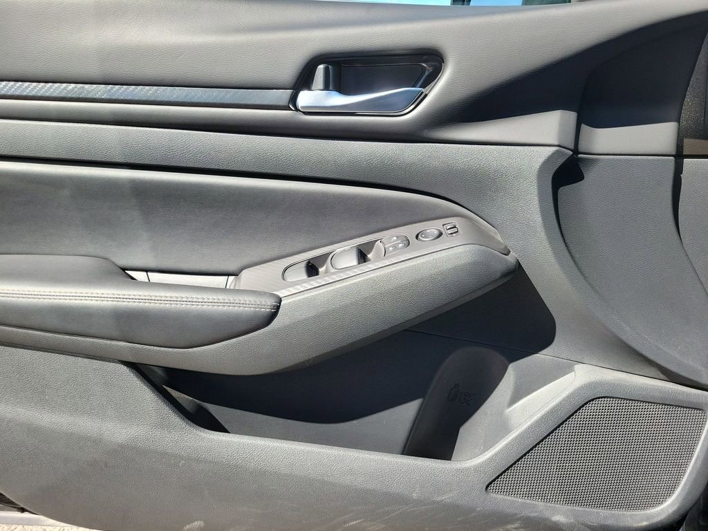 Used 2025 Nissan Altima 2.5 SV FWD image 15