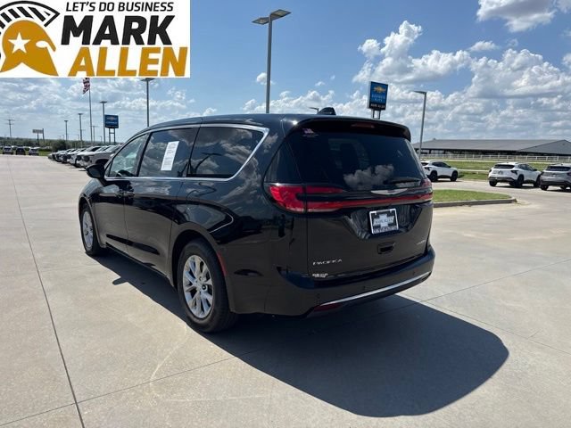 Used 2026 Chrysler Pacifica Limited FWD image 4