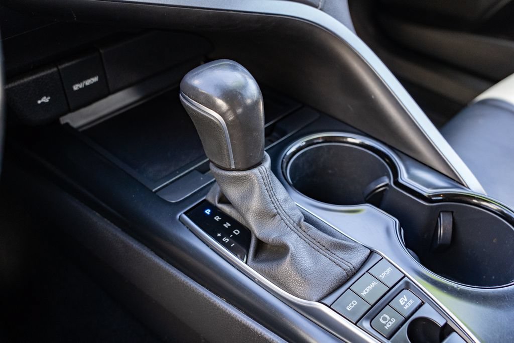 Used 2020 Toyota Camry SE FWD image 19