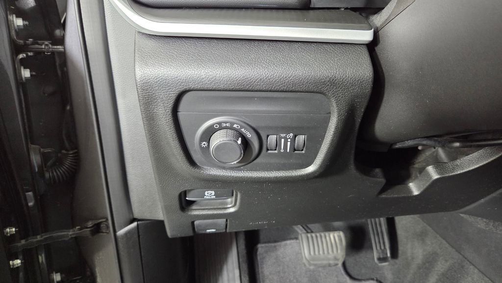 Used 2023 Jeep Grand Cherokee L Laredo AWD/4WD image 21