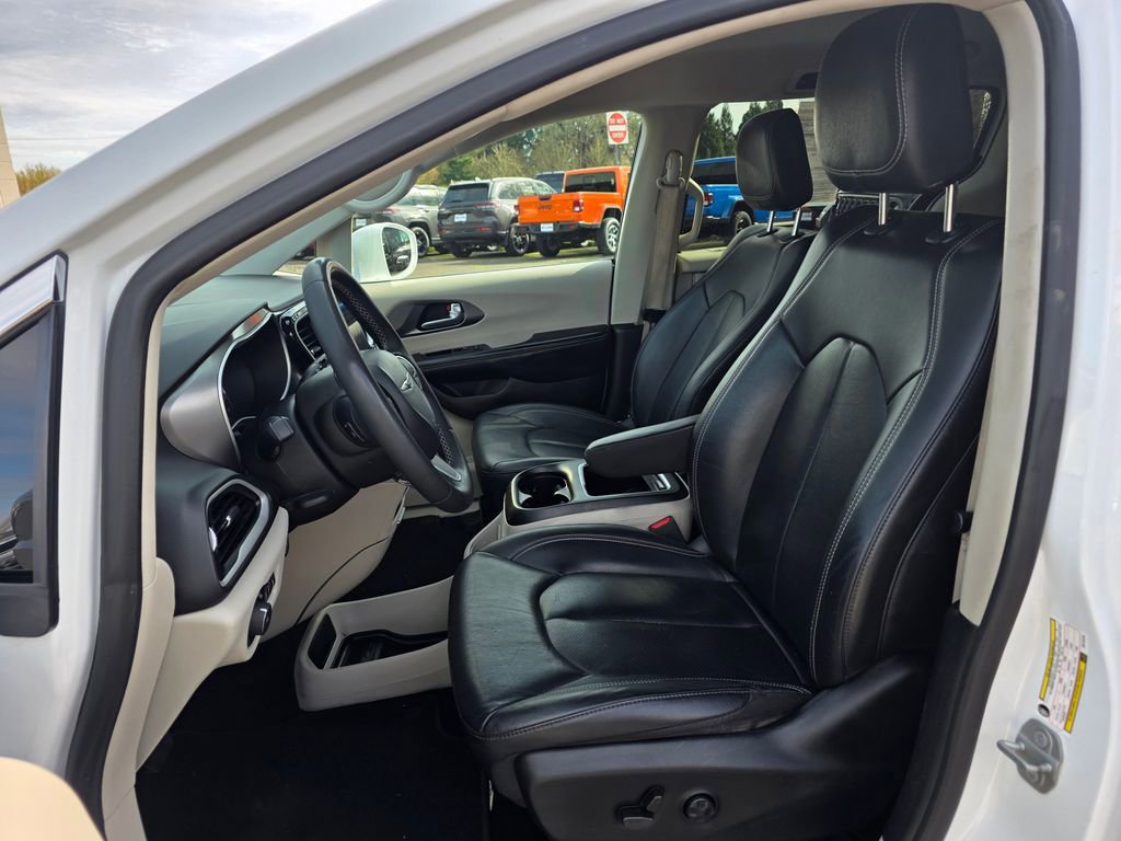 Used 2022 Chrysler Pacifica Touring-L image 4