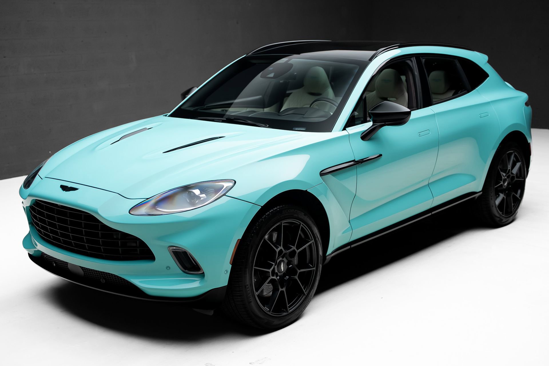 Used 2023 Aston Martin DBX AWD/4WD image 5