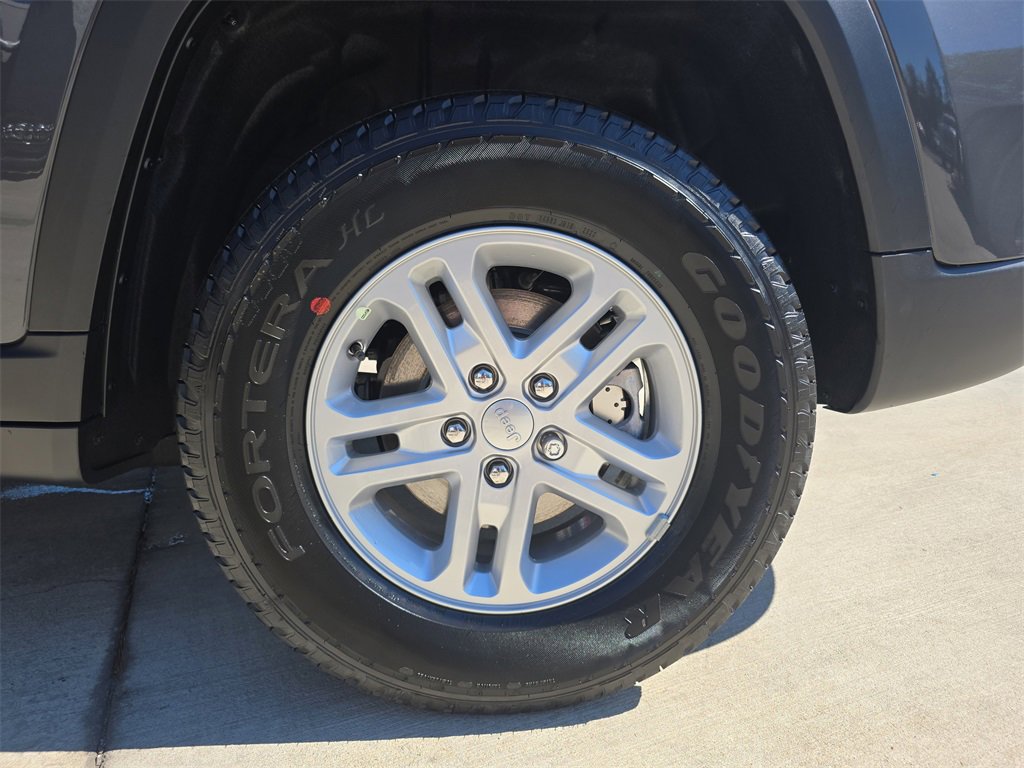 New 2025 Jeep Grand Cherokee Laredo w/ Luxury Tech Group I image 34