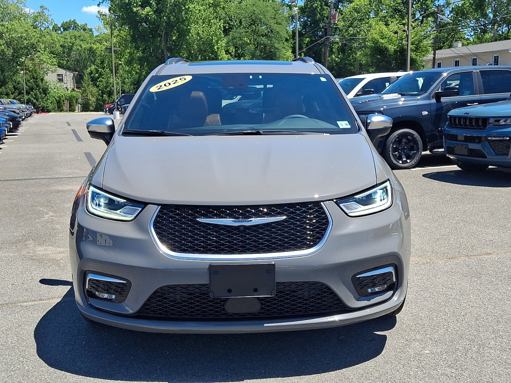 Used 2025 Chrysler Pacifica Pinnacle AWD/4WD image 12