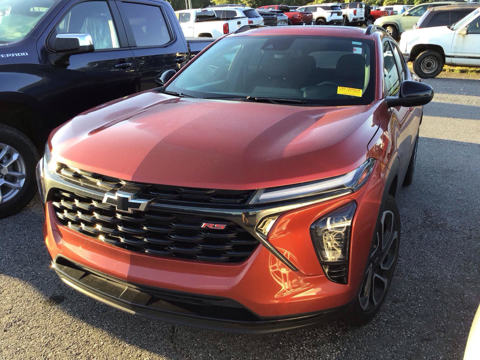 Used 2024 Chevrolet Trax RS w/ Sunroof Package FWD image 2