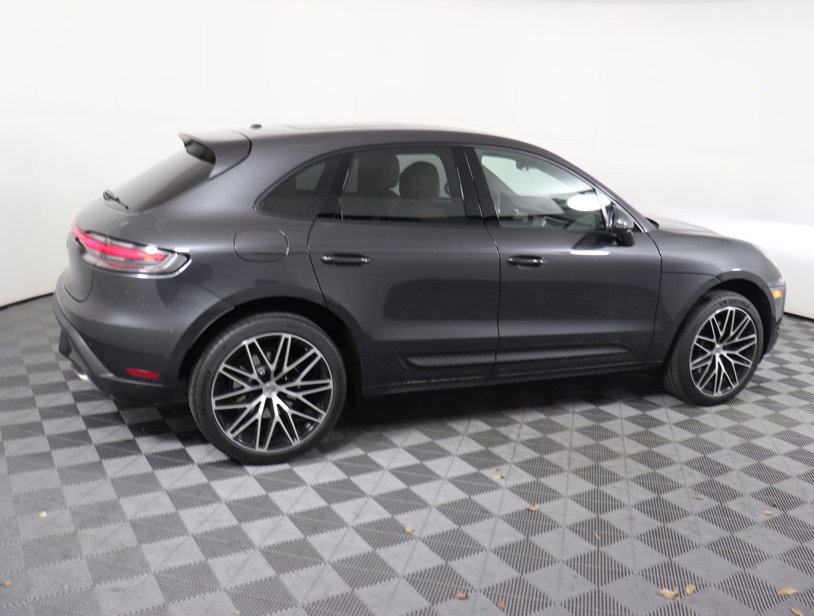 Used 2025 Porsche Macan image 10