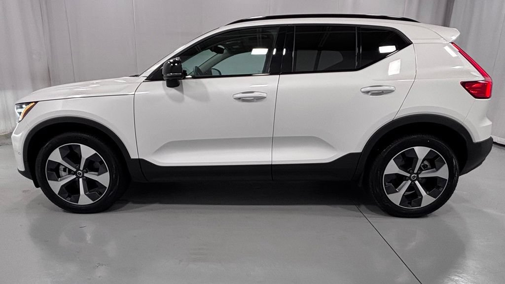 Certified 2026 Volvo XC40 B5 Plus AWD/4WD image 9