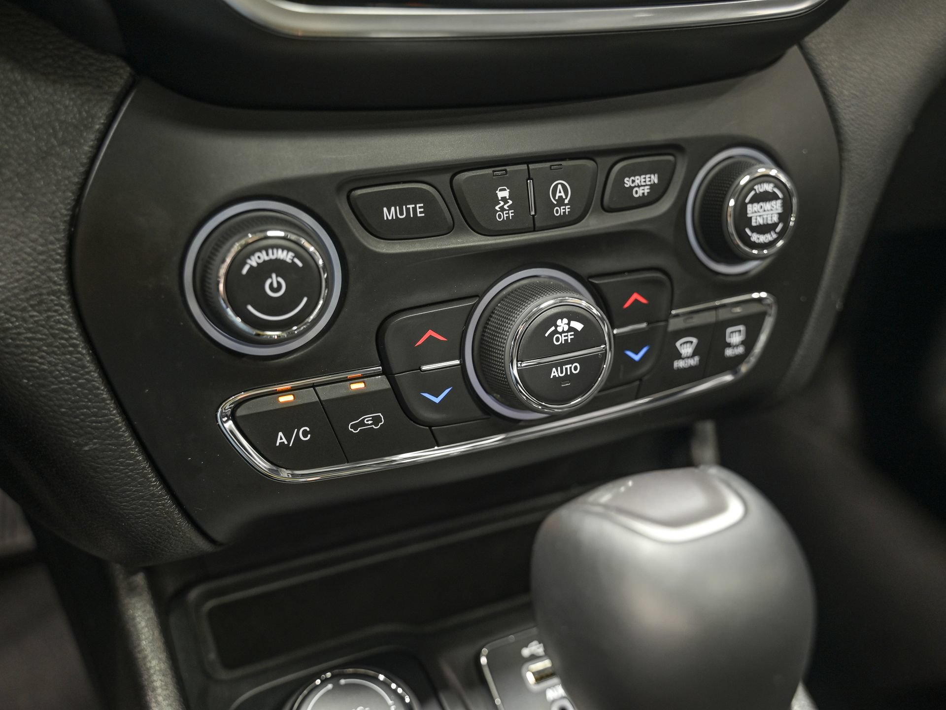 Used 2021 Jeep Cherokee Limited AWD/4WD image 23