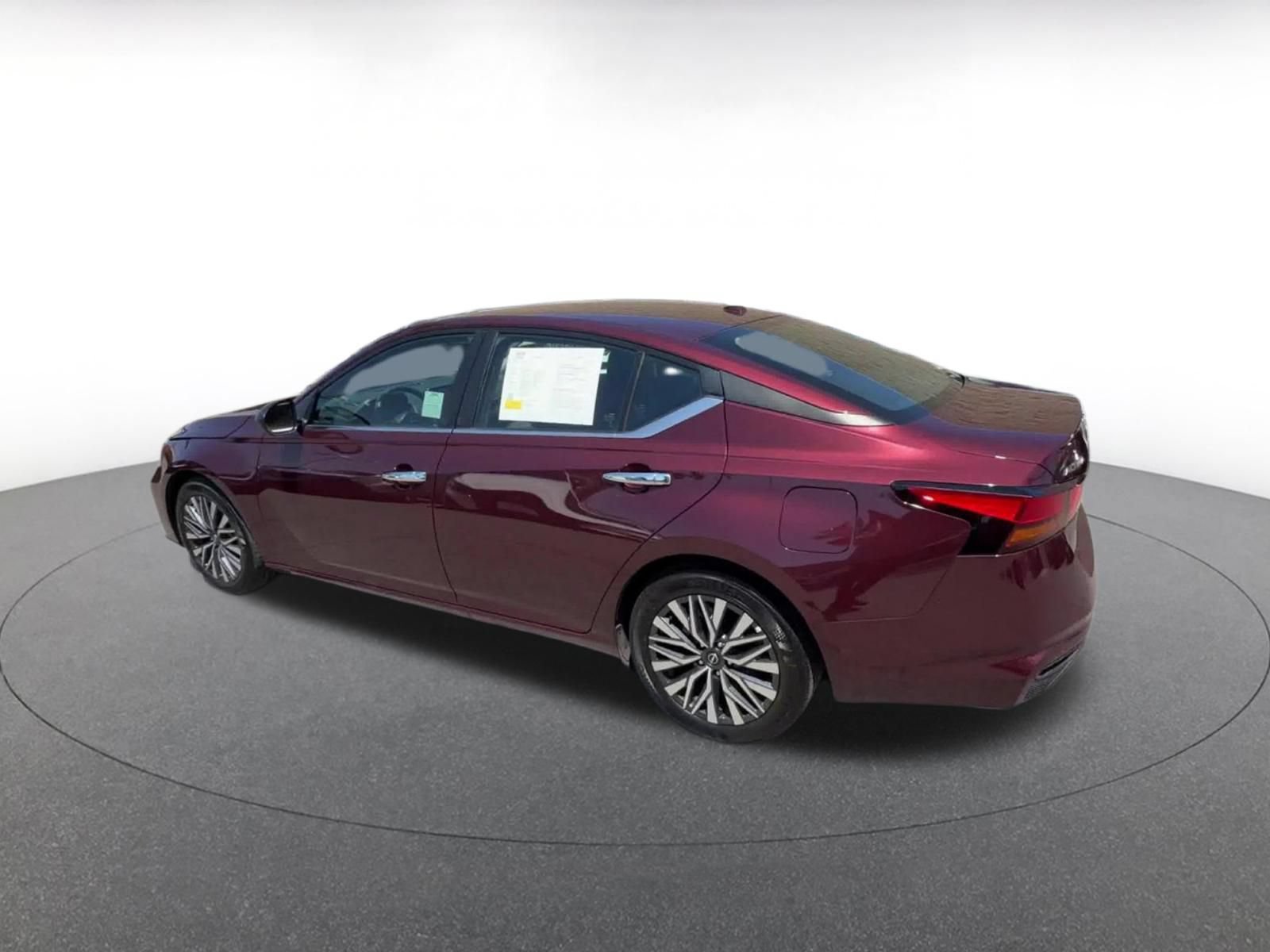 Used 2025 Nissan Altima 2.5 SV FWD image 9