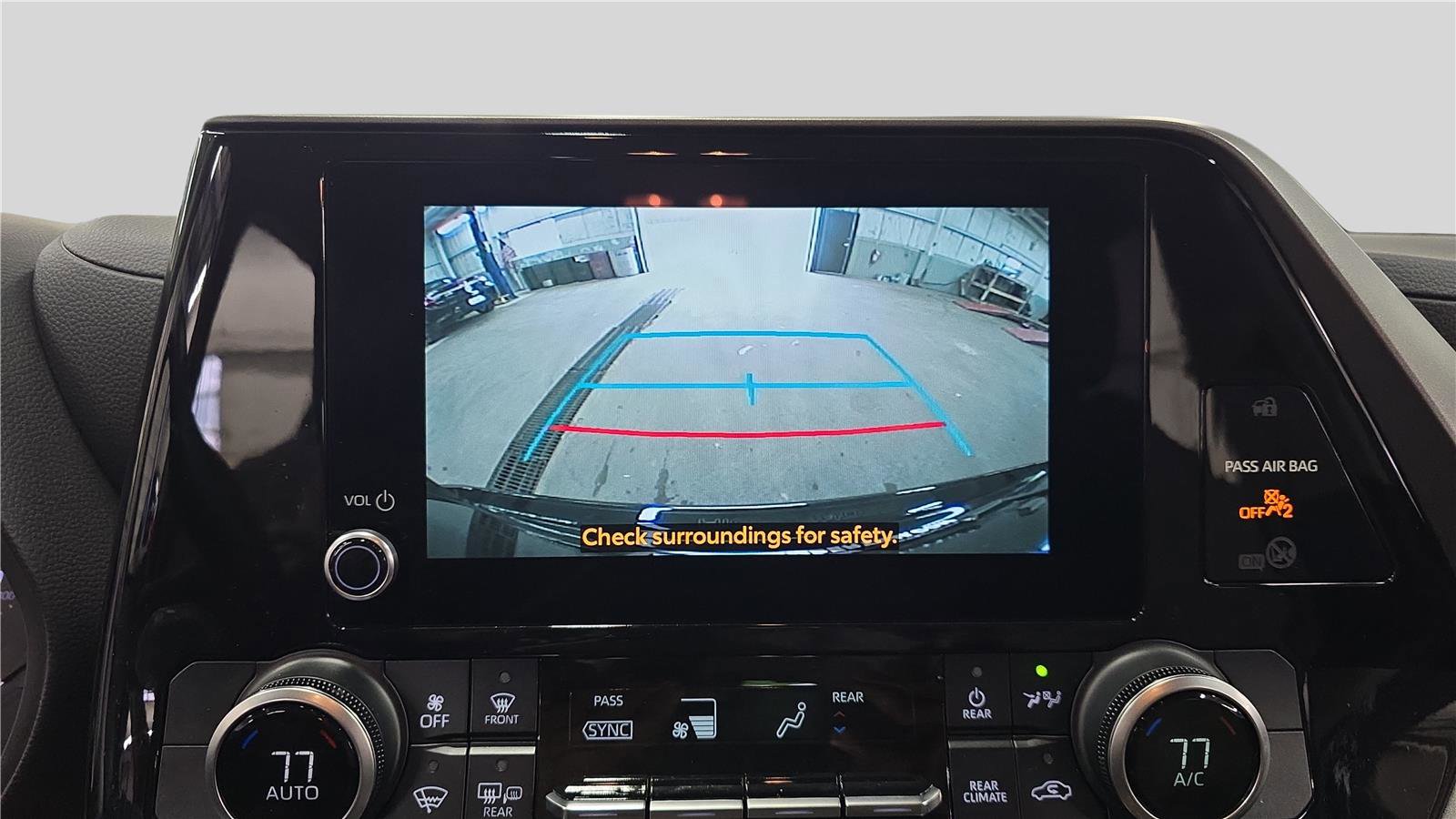 Used 2024 Toyota Highlander LE AWD/4WD image 22