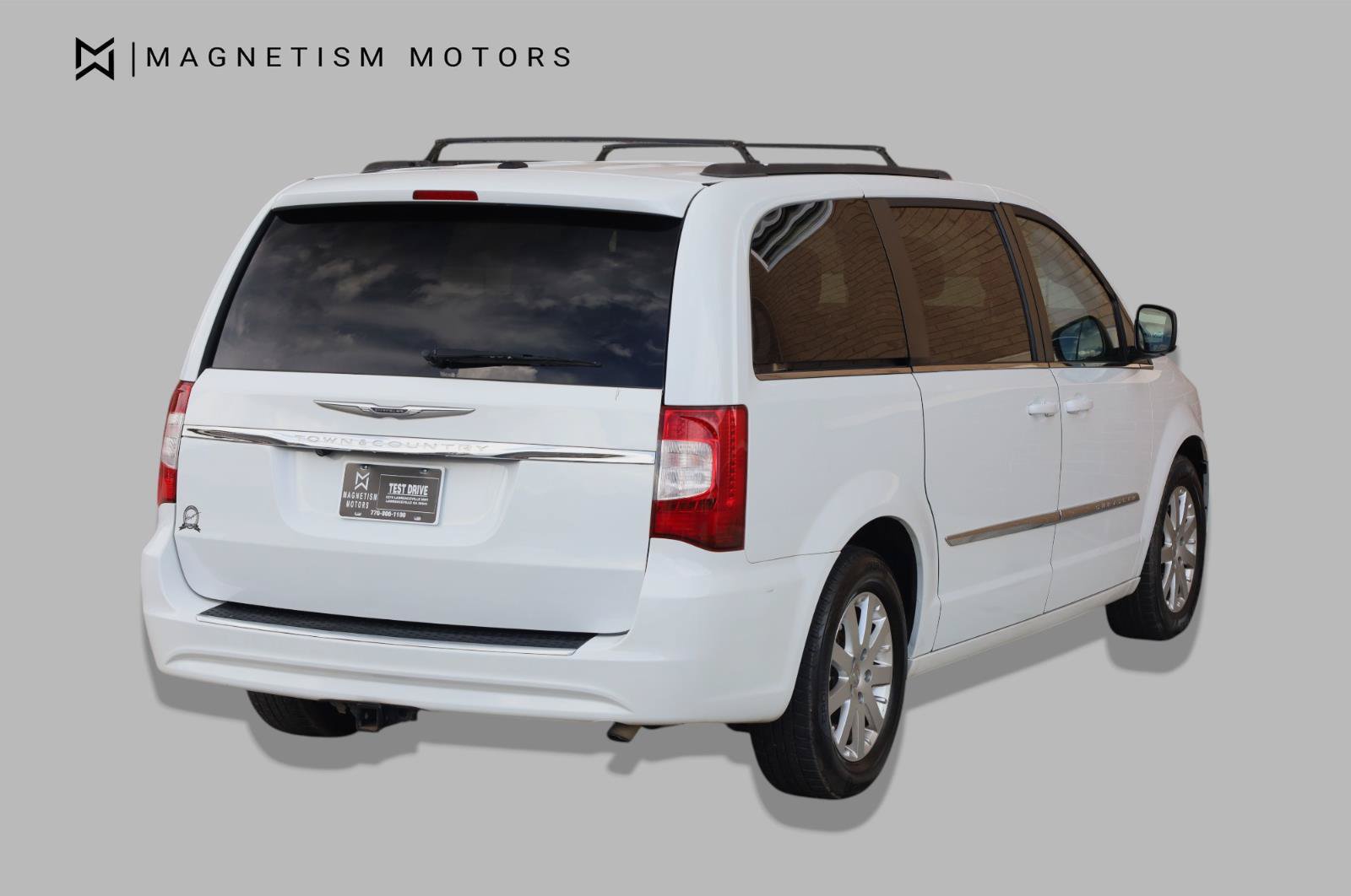 Used 2014 Chrysler Town & Country Touring FWD image 9