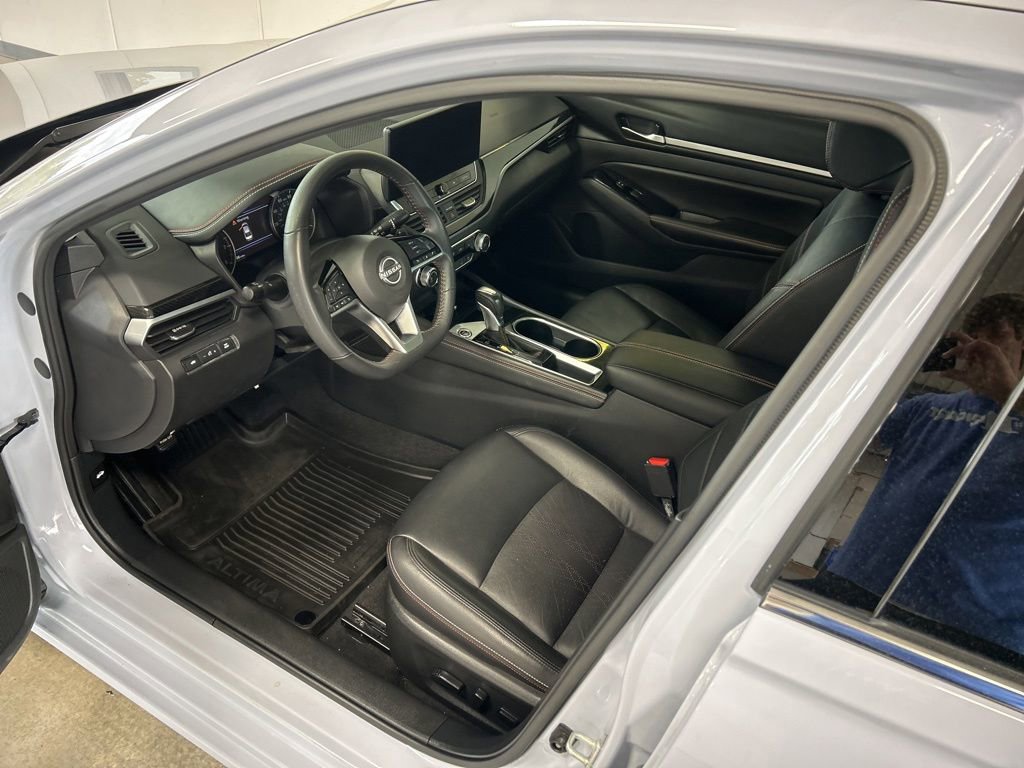 Used 2024 Nissan Altima 2.5 SR w/ SR Premium Package FWD image 2