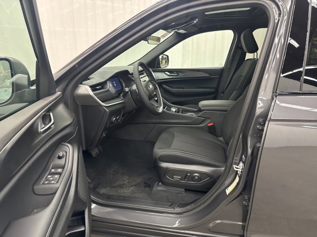 New 2025 Jeep Grand Cherokee Laredo X w/ Luxury Tech Group I image 5