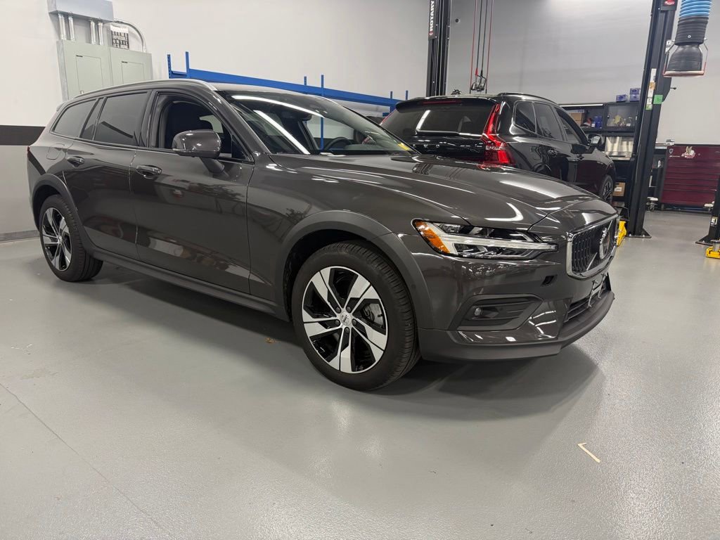 Certified 2025 Volvo V60 B5 Cross Country Plus AWD/4WD image 1