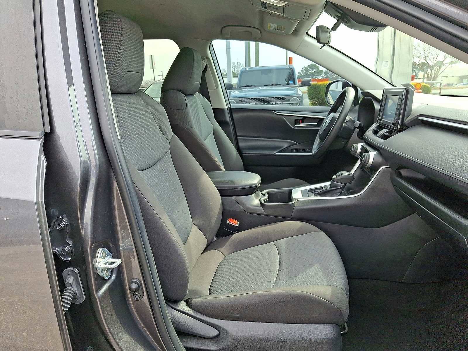 Used 2022 Toyota RAV4 XLE image 32