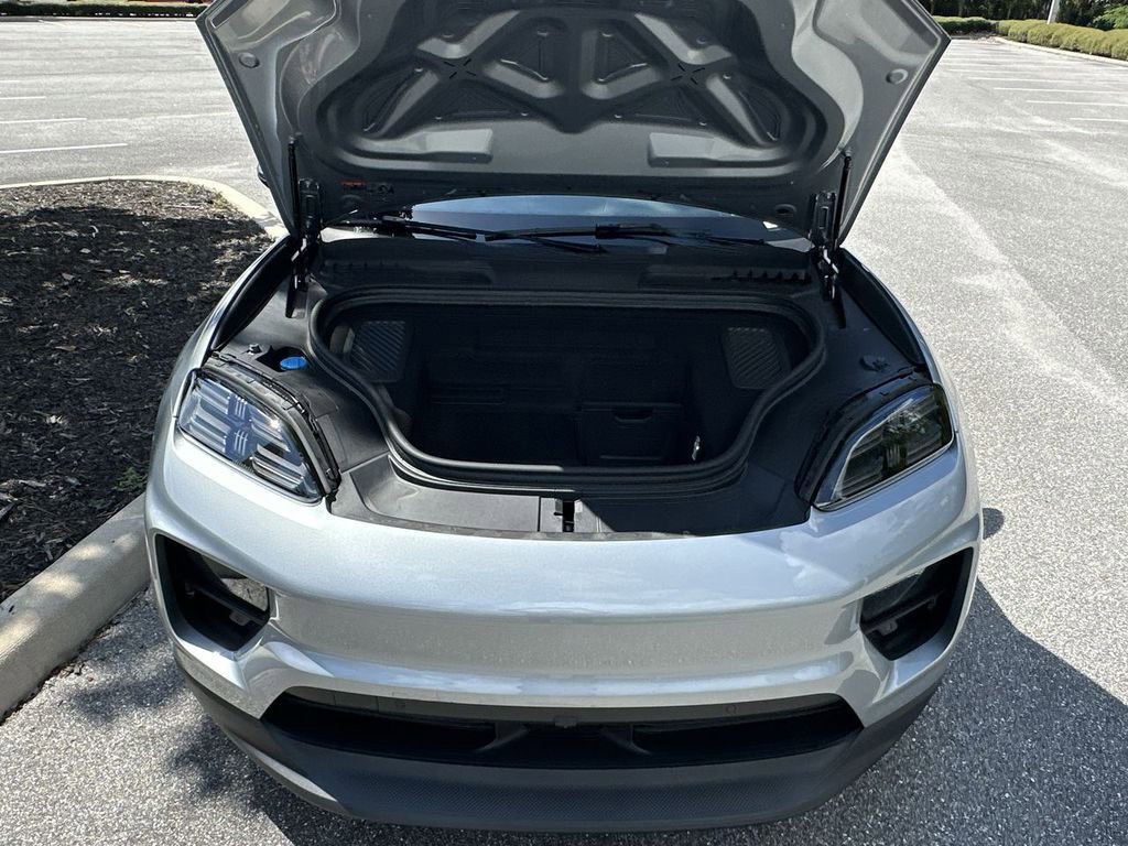 Certified 2025 Porsche Macan Electric image 22