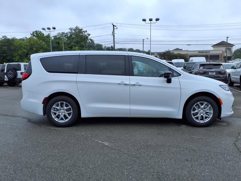 New 2026 Chrysler Pacifica Select image 3