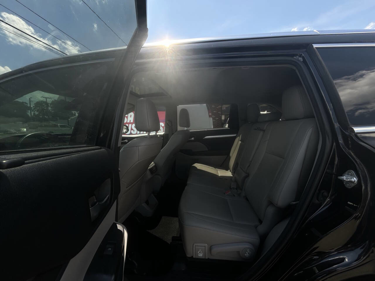 Used 2018 Toyota Highlander XLE image 13