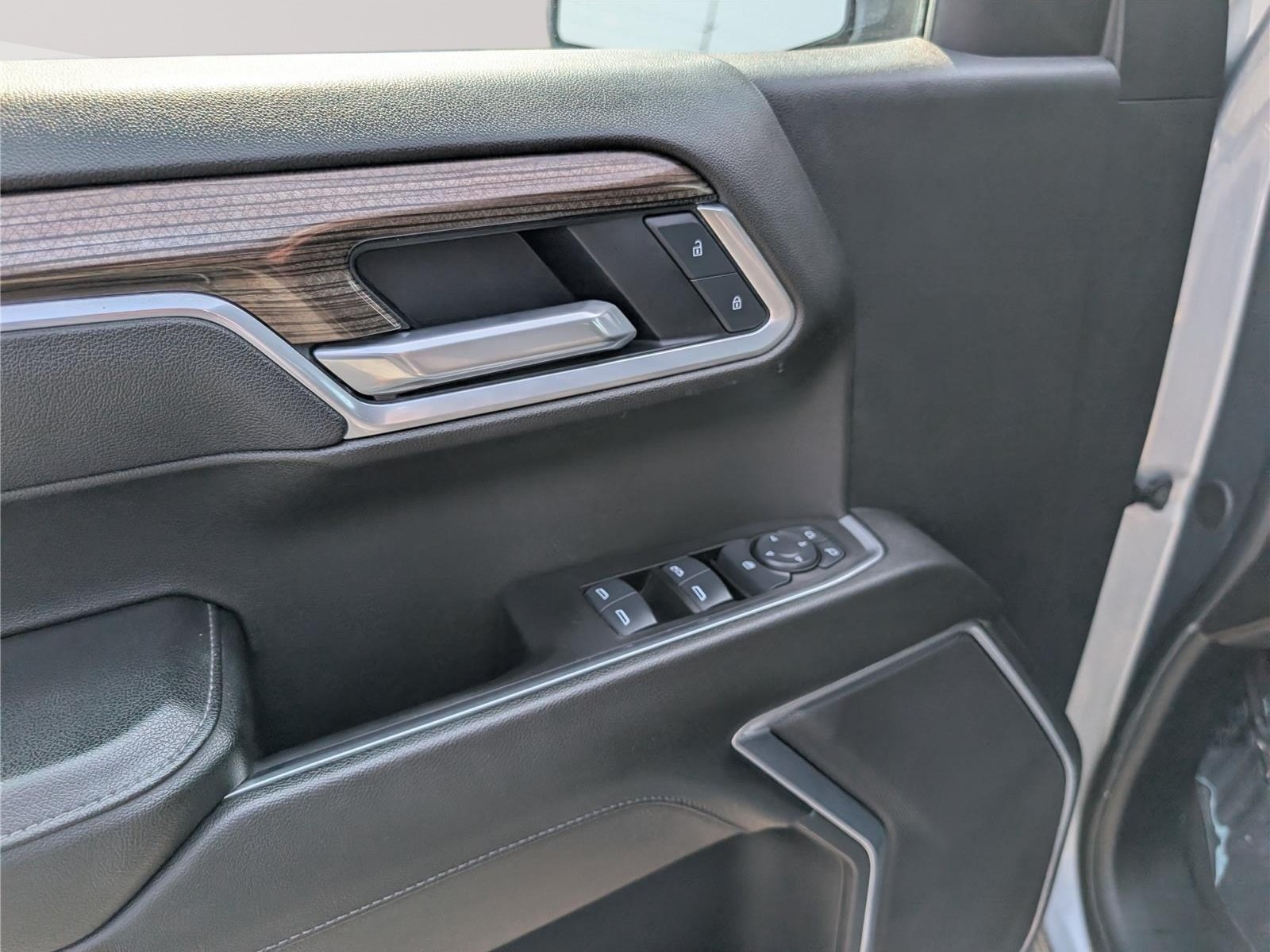 Used 2025 Chevrolet Silverado 1500 LT RWD image 19