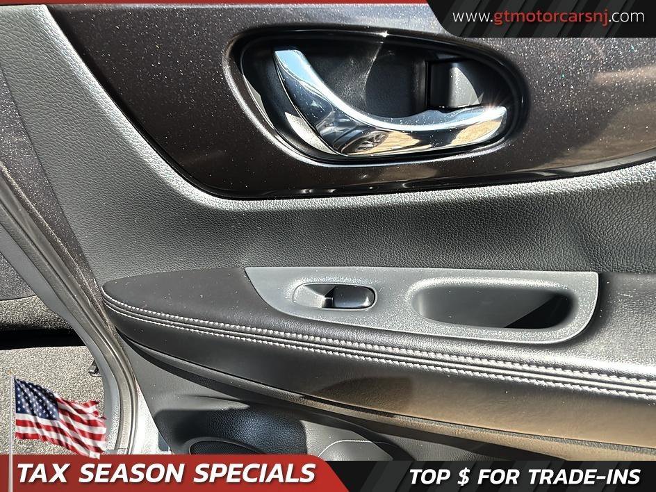 Used 2018 Nissan Rogue SV image 36