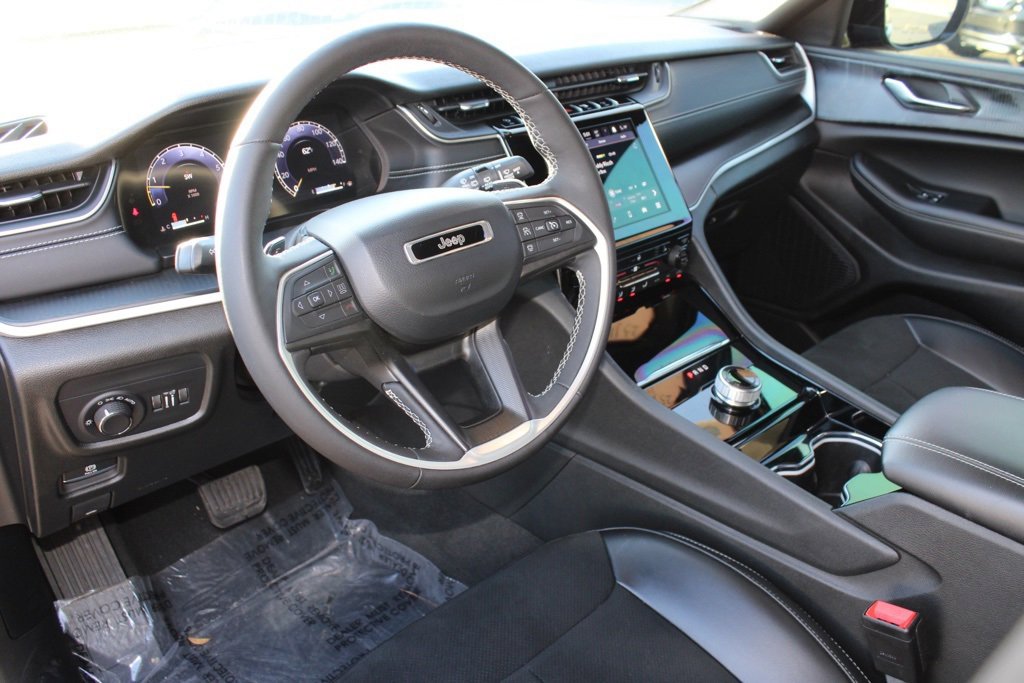 Used 2023 Jeep Grand Cherokee Altitude image 4