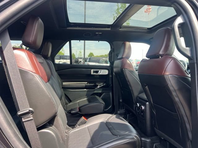 Used 2024 Ford Explorer Platinum w/ Technology Package AWD/4WD image 14