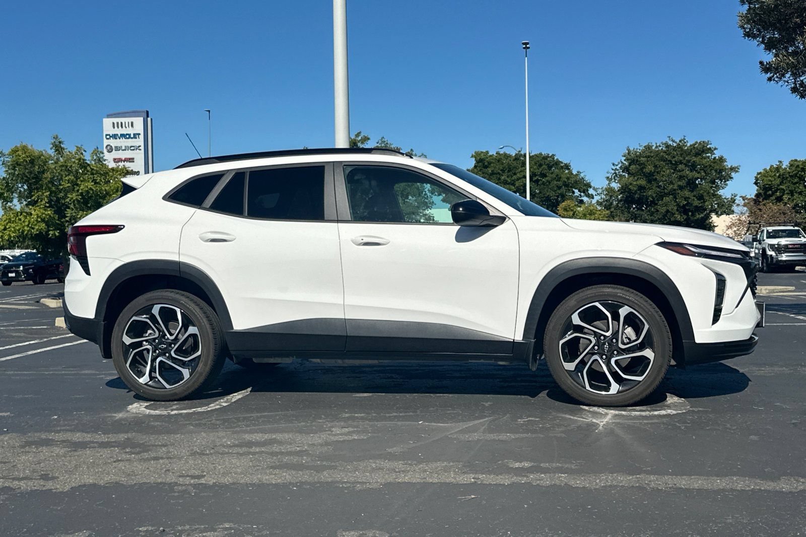 Used 2024 Chevrolet Trax RS w/ Sunroof Package FWD image 3