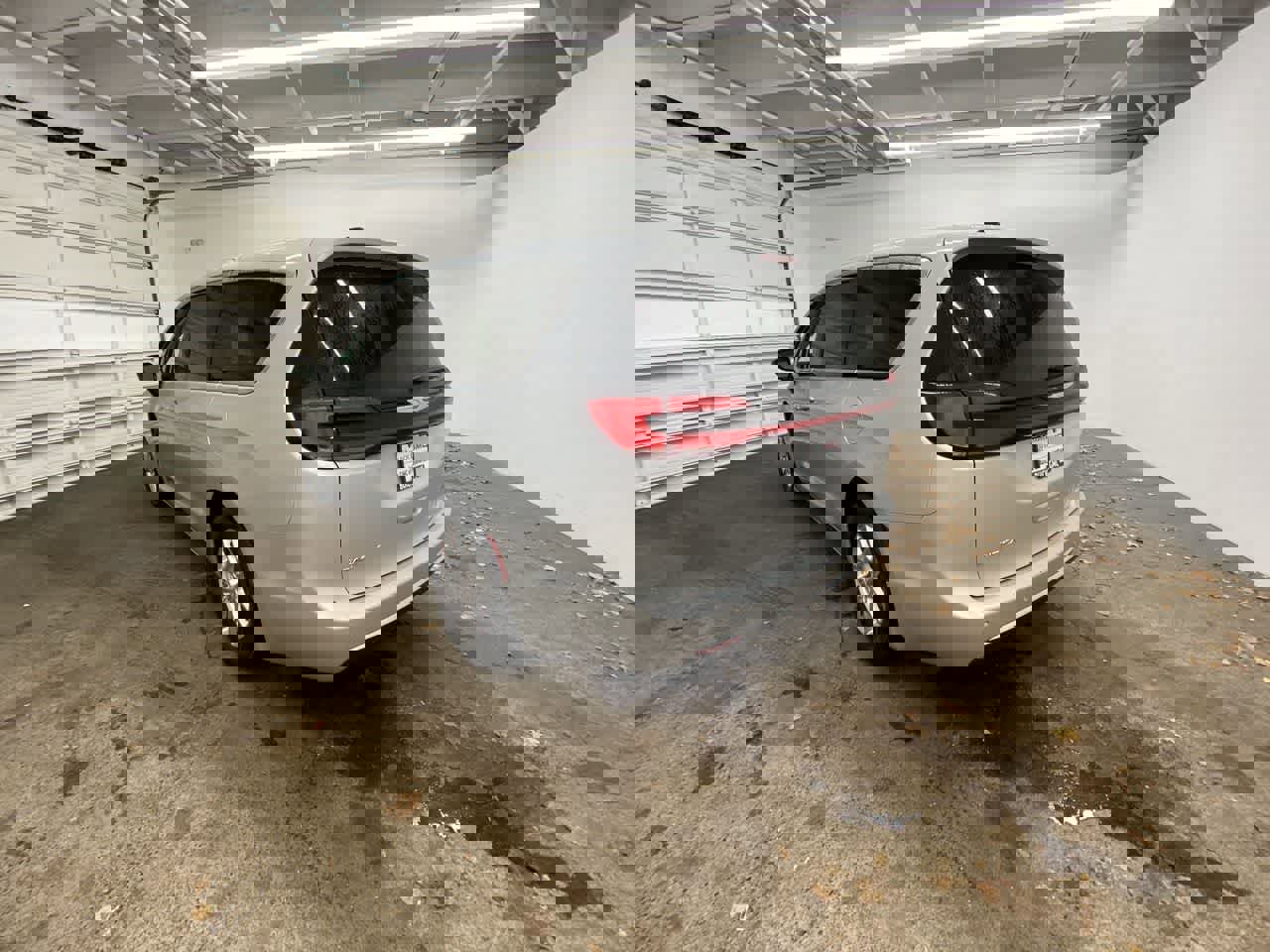 Used 2024 Chrysler Pacifica Touring-L image 4