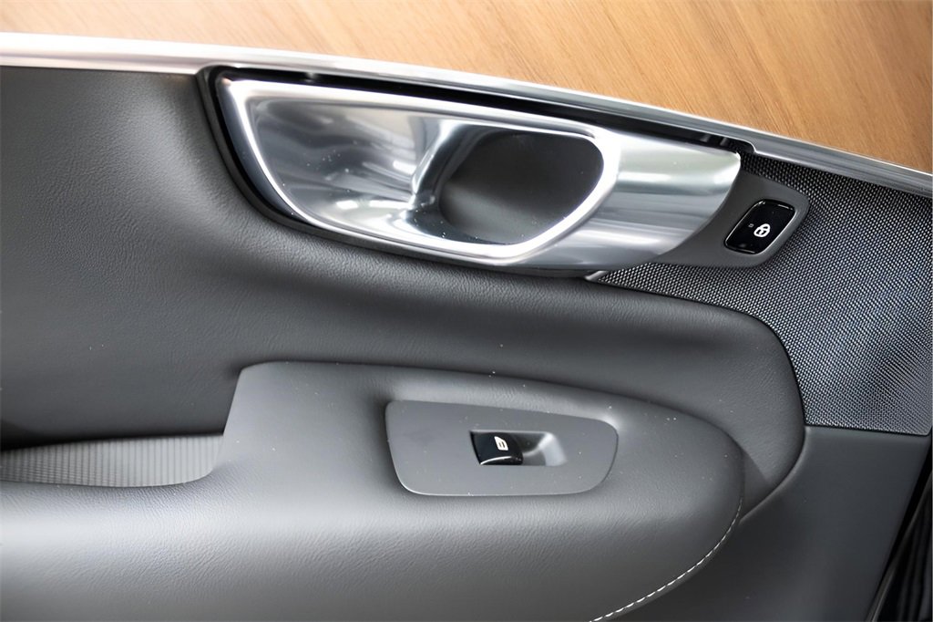 Certified 2025 Volvo XC90 T8 Plus image 33