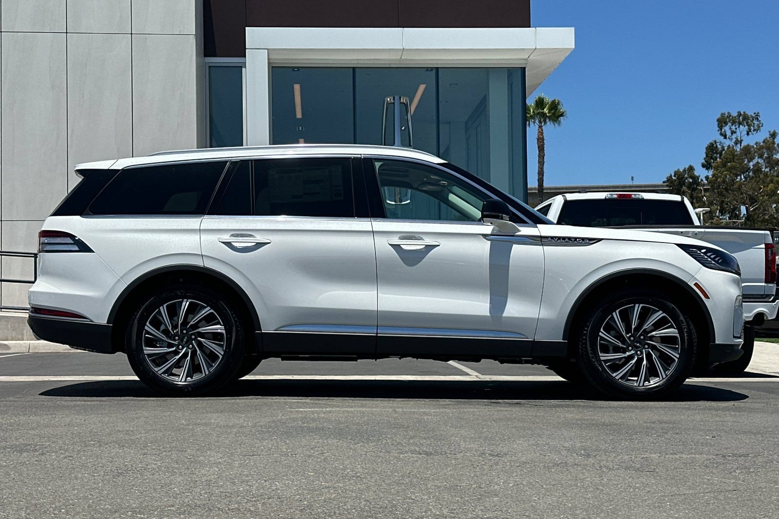 New 2026 Lincoln Aviator 2WD image 2