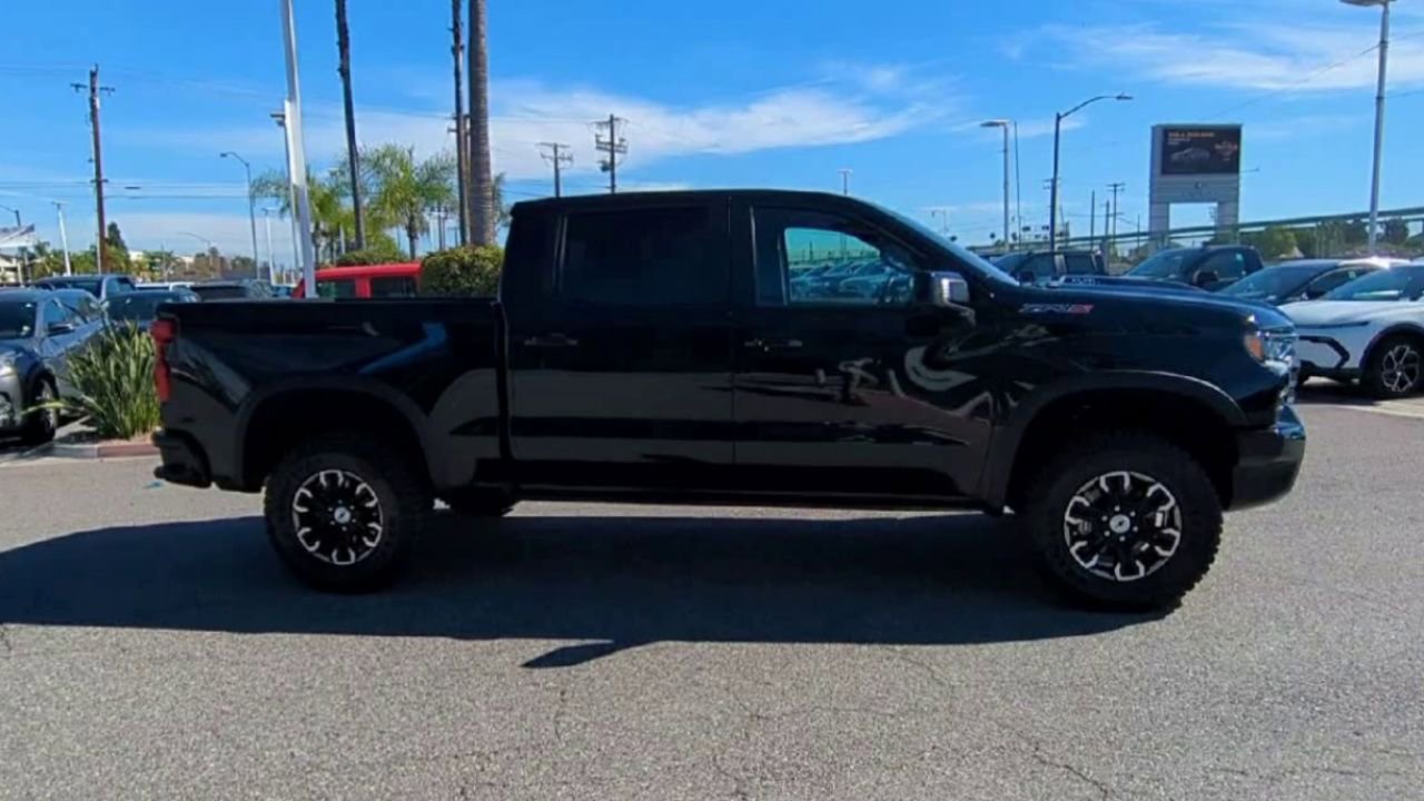 Used 2023 Chevrolet Silverado 1500 ZR2 AWD/4WD image 9