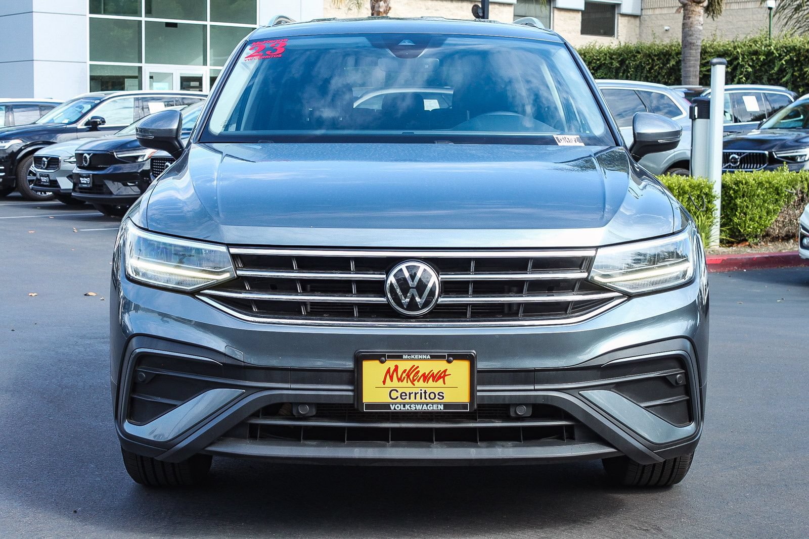 Used 2023 Volkswagen Tiguan SE FWD image 2