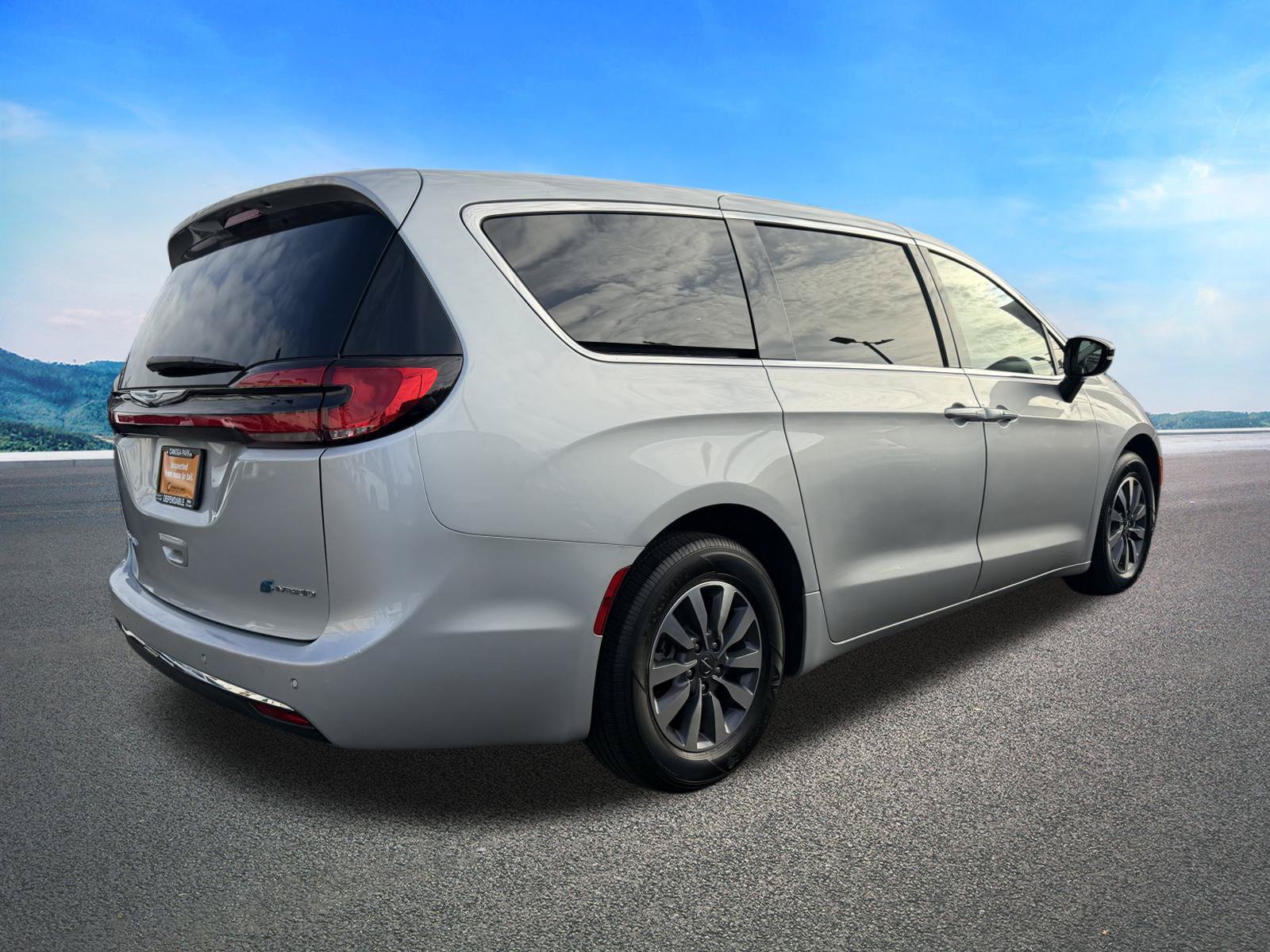 Certified 2024 Chrysler Pacifica Limited FWD image 11