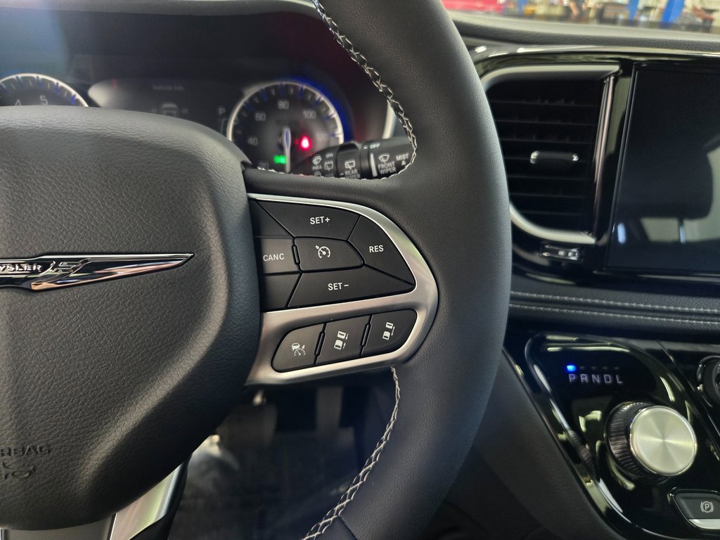 New 2025 Chrysler Pacifica Select image 13