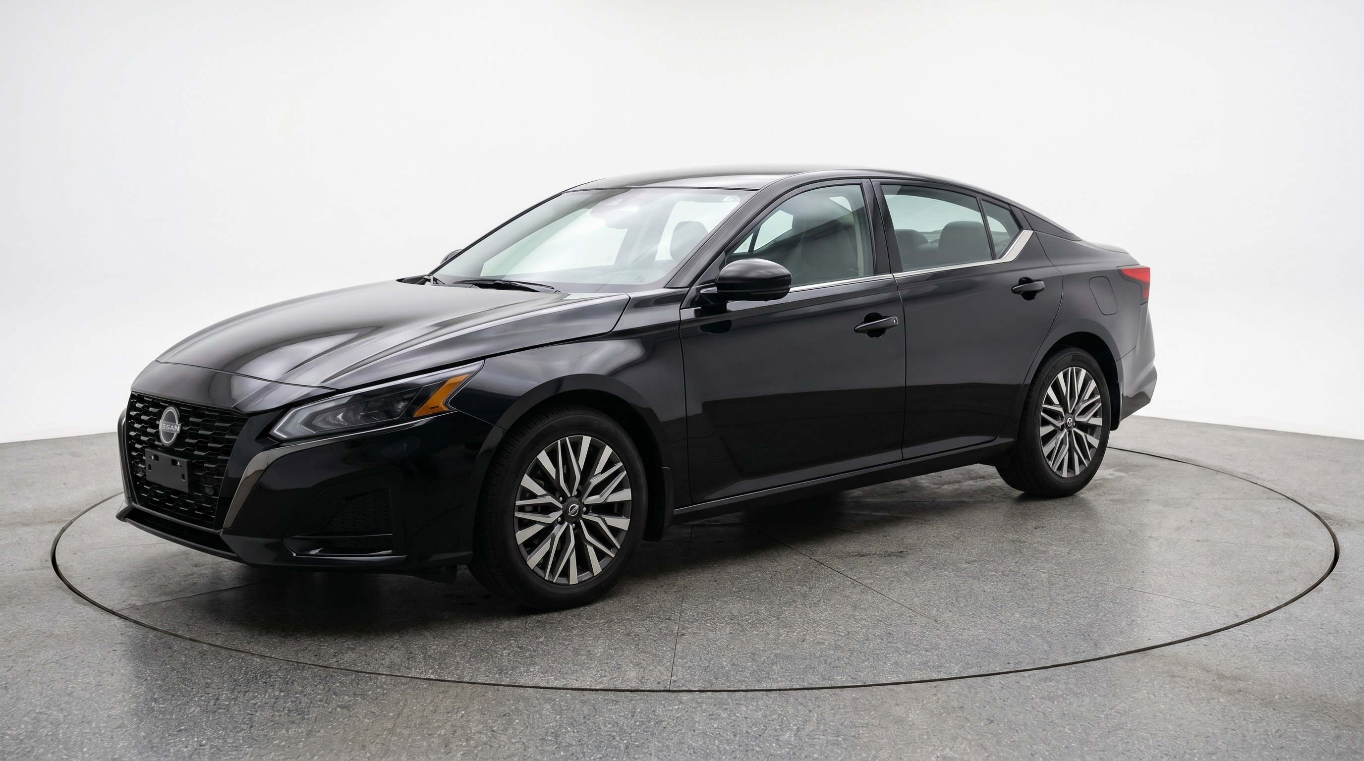 Used 2025 Nissan Altima 2.5 SV FWD image 3