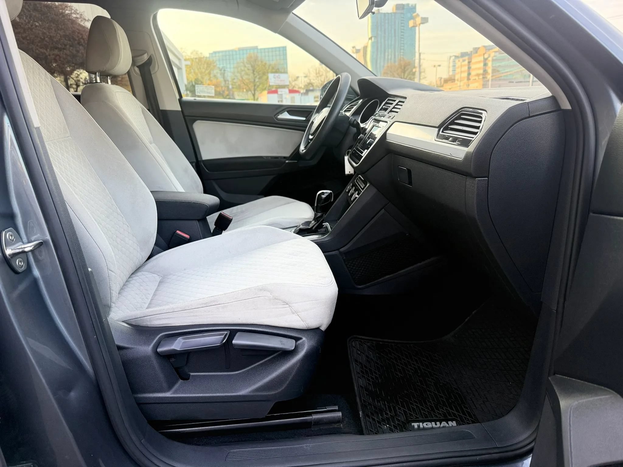 Used 2020 Volkswagen Tiguan S FWD image 33