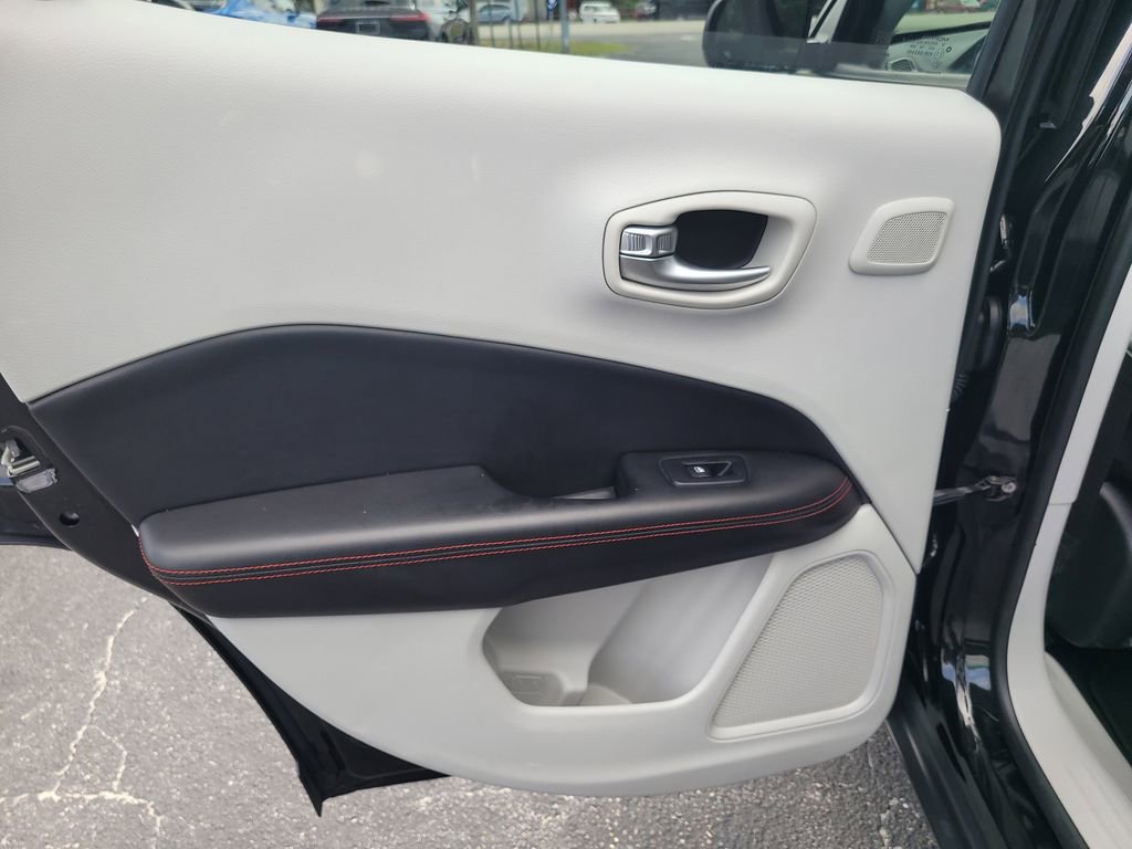 Used 2018 Jeep Compass Limited w/ Navigation Group image 9