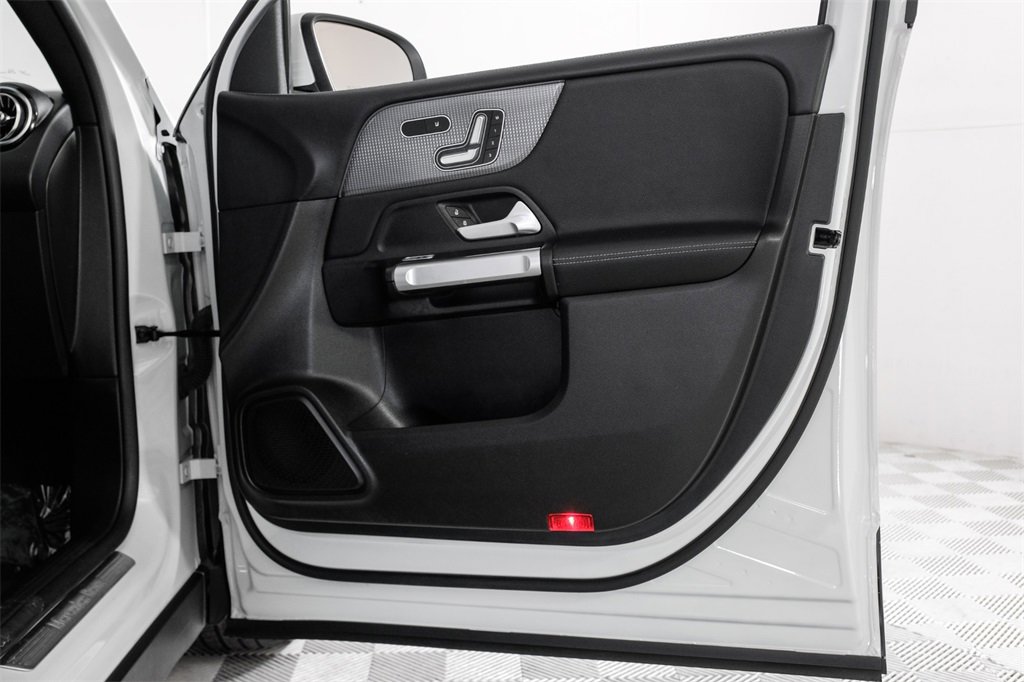 Used 2020 Mercedes-Benz GLB 250 w/ Premium Package image 47