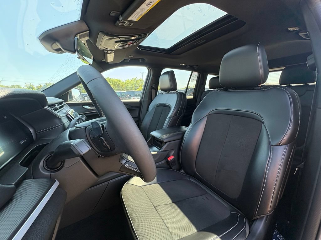 Used 2025 Jeep Grand Cherokee Altitude AWD/4WD image 13
