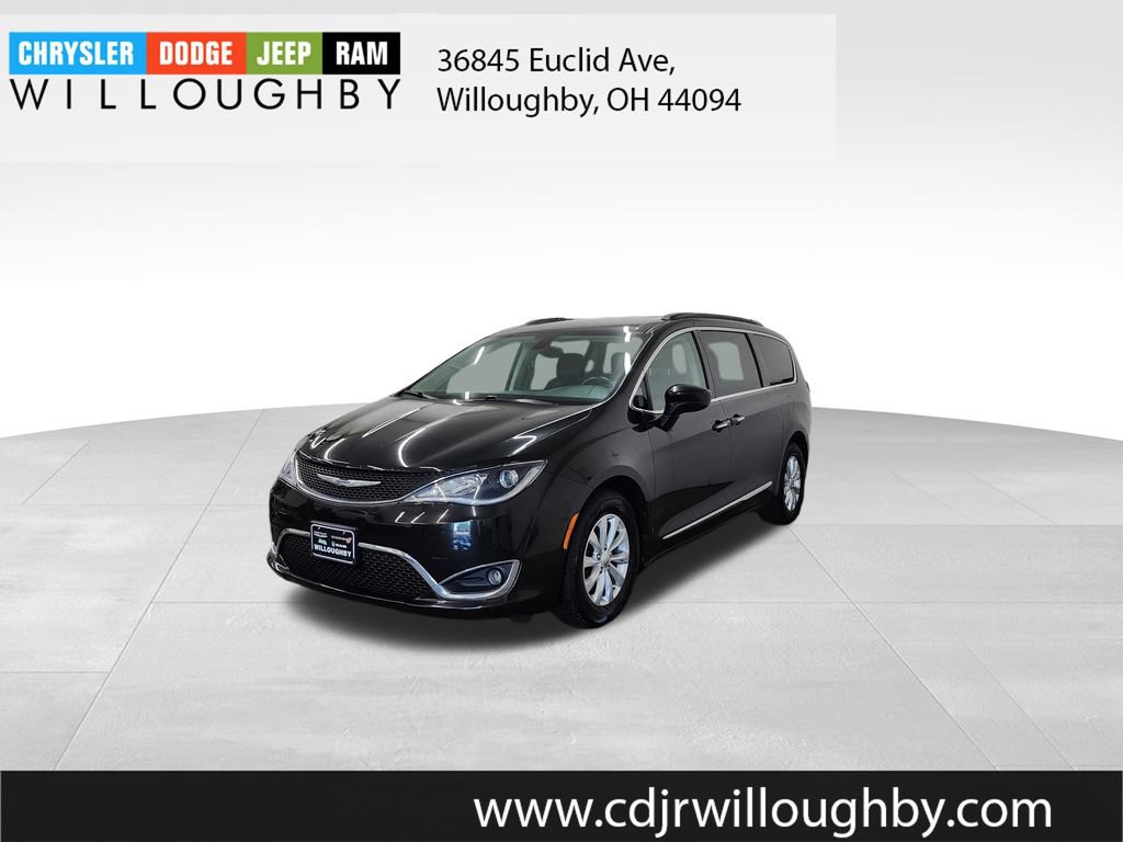 Used 2017 Chrysler Pacifica Touring-L FWD image 1