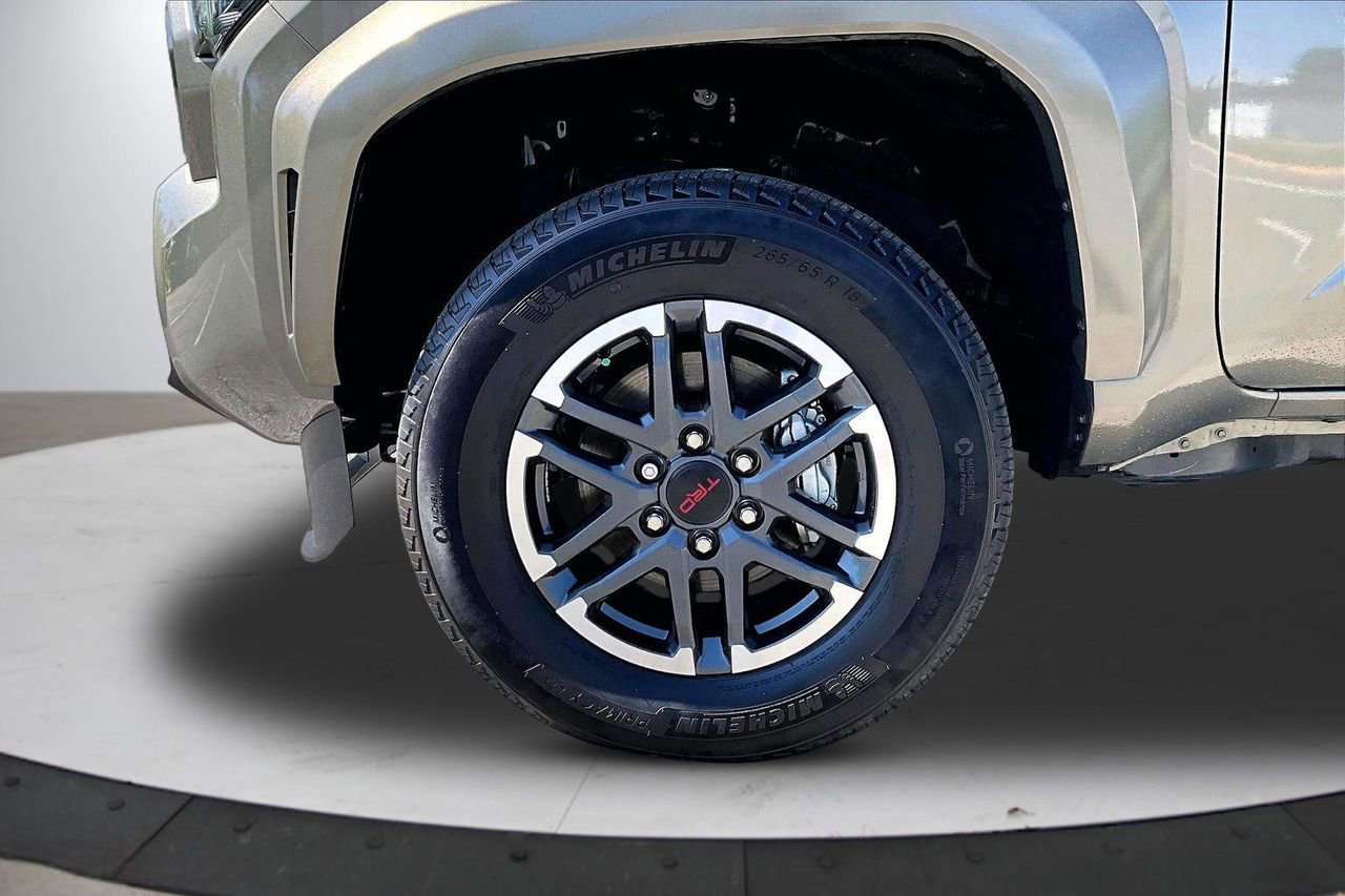 Used 2025 Toyota Tacoma TRD Sport AWD/4WD image 32