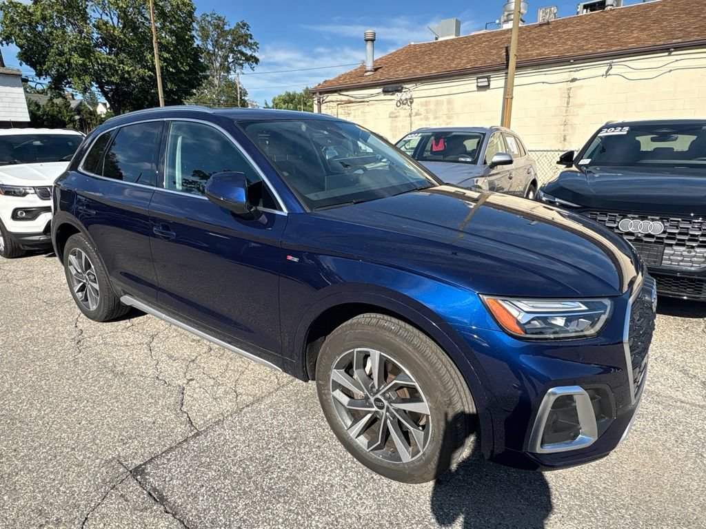 Used 2023 Audi Q5 2.0T Premium w/ Convenience Package AWD/4WD image 3