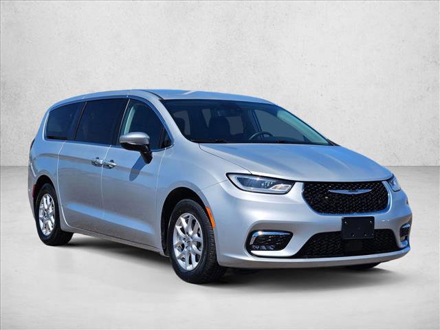 Used 2023 Chrysler Pacifica Touring-L FWD image 3